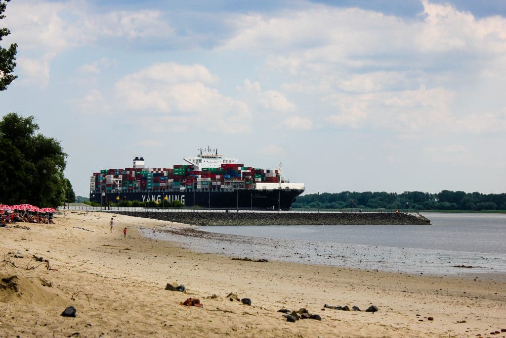 Containerschiff Wedel Elbstrand