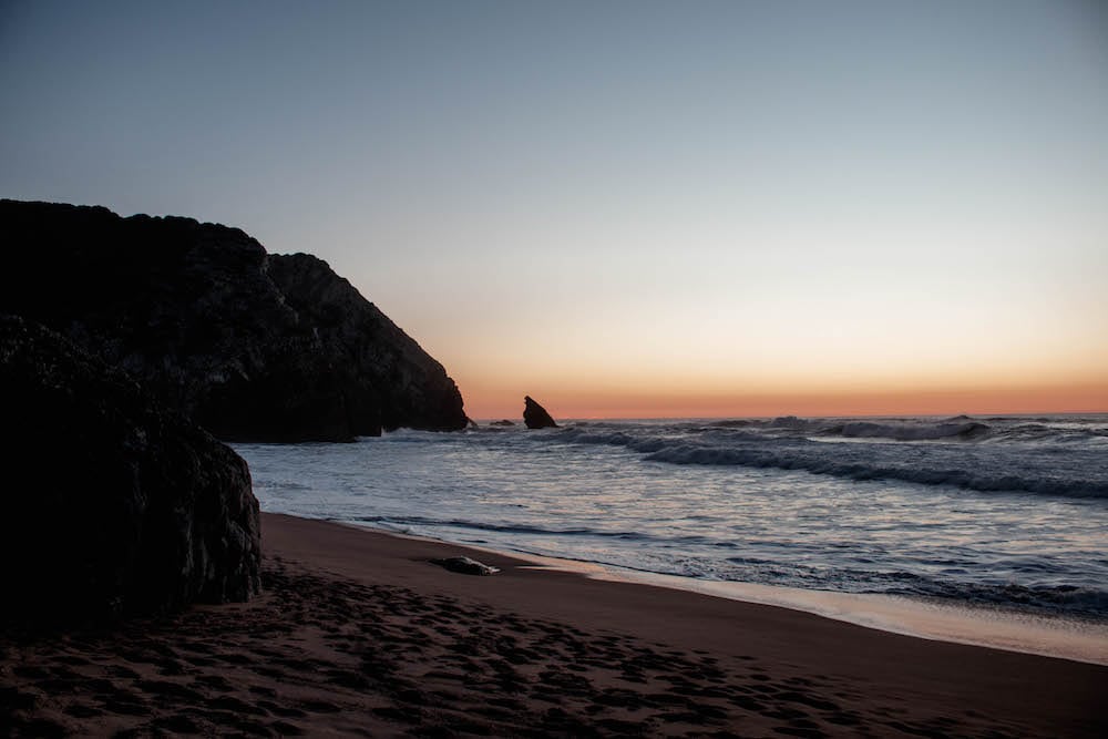 praia da adraga portugal sonnenuntergang strand