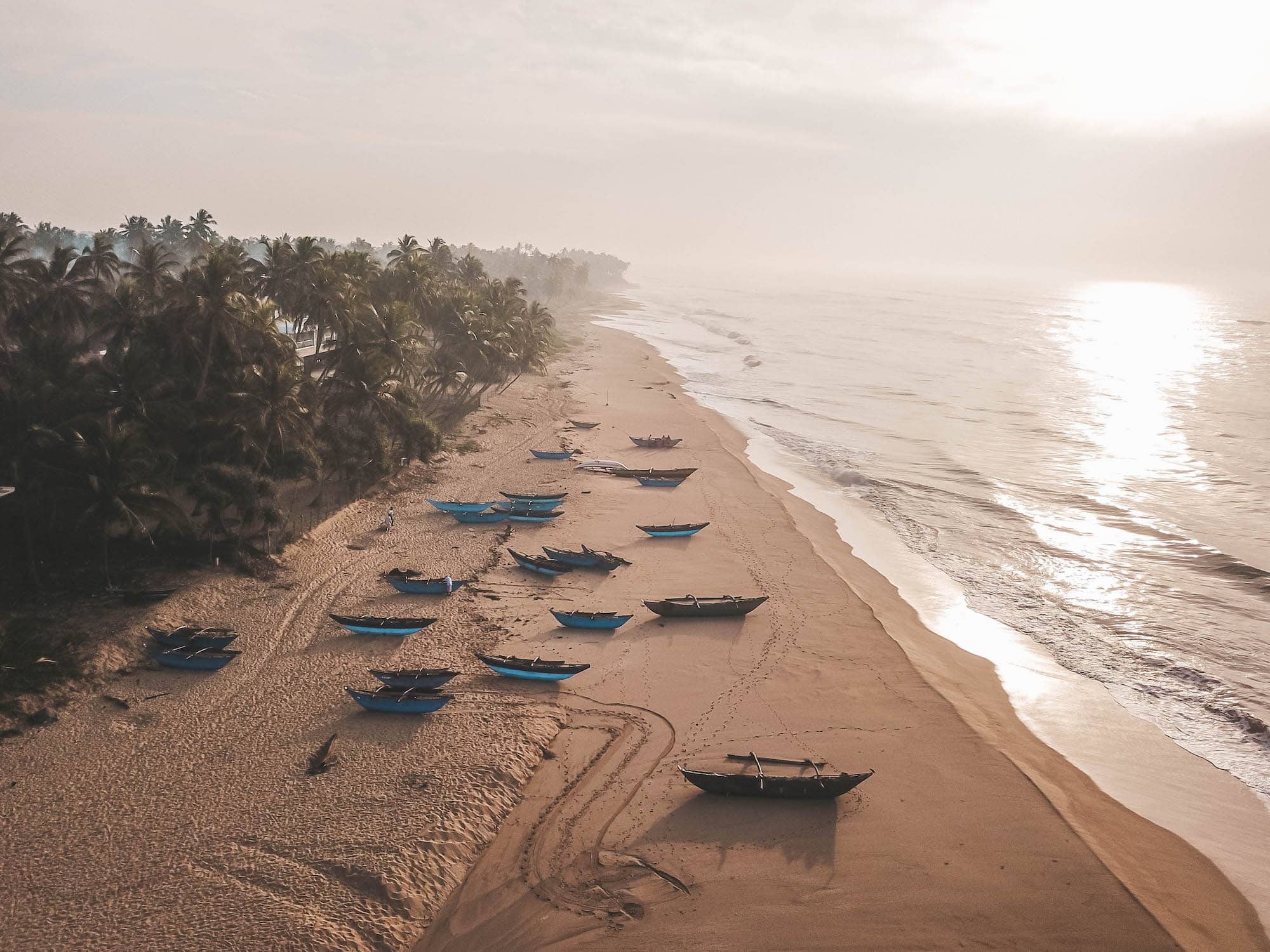 strand in ranna, tangalle sri lanka mit fischerbooten aus drohnenperspektive