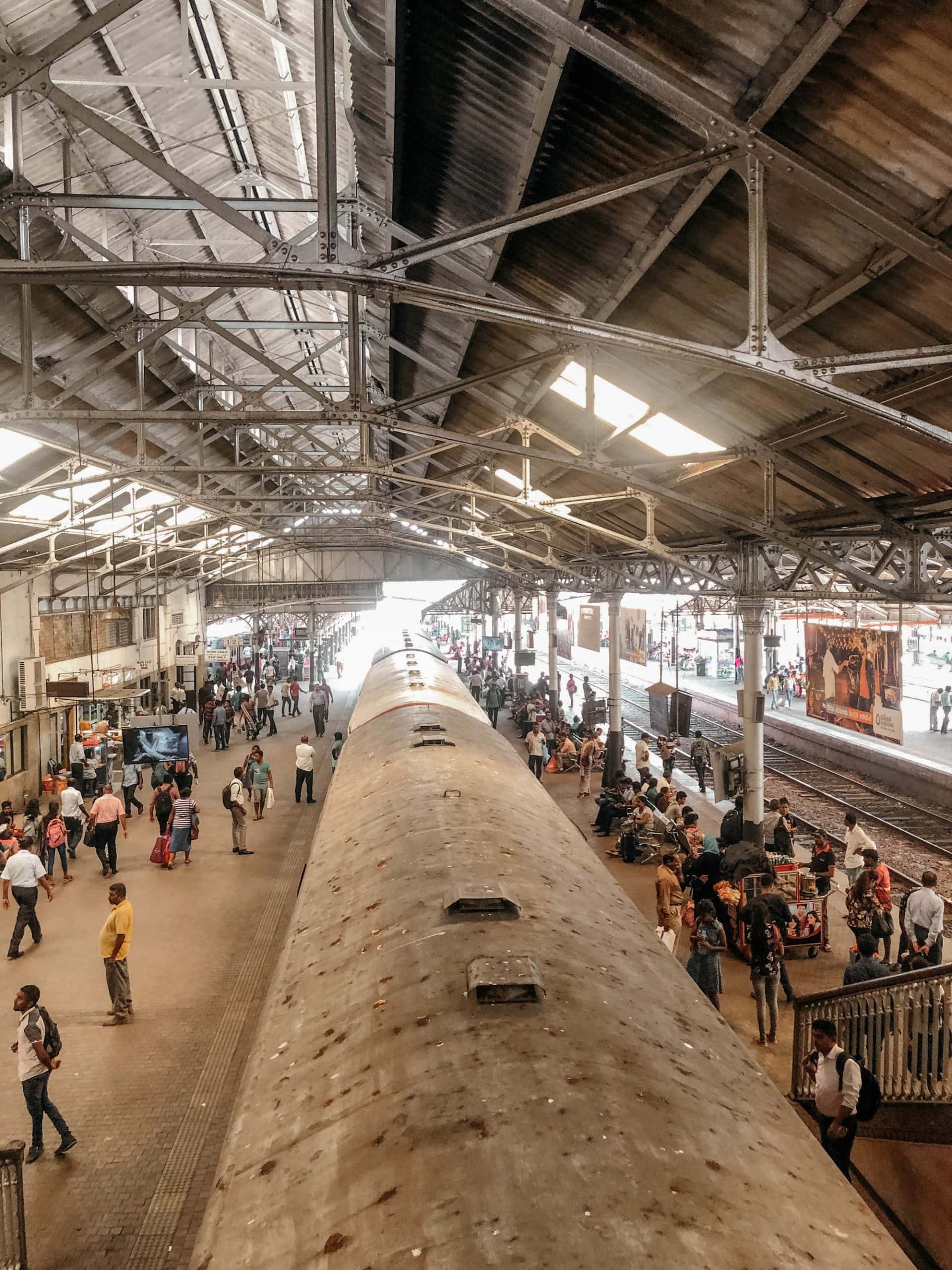 Drei Wochen in Sri Lanka: Die perfekte Reiseroute für den Süden Zugfahren Bahnhof Colombo