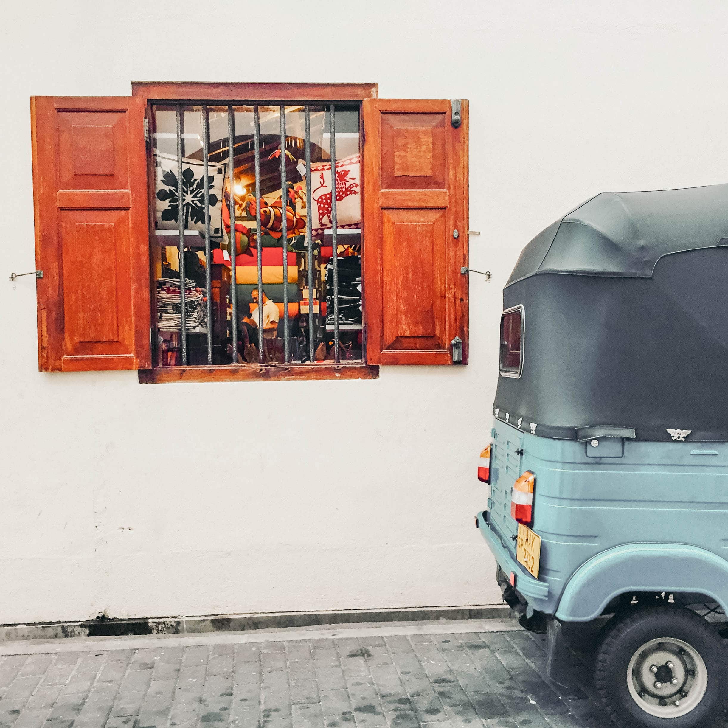 Shopfenster in Galle Fort mit Tuktuk