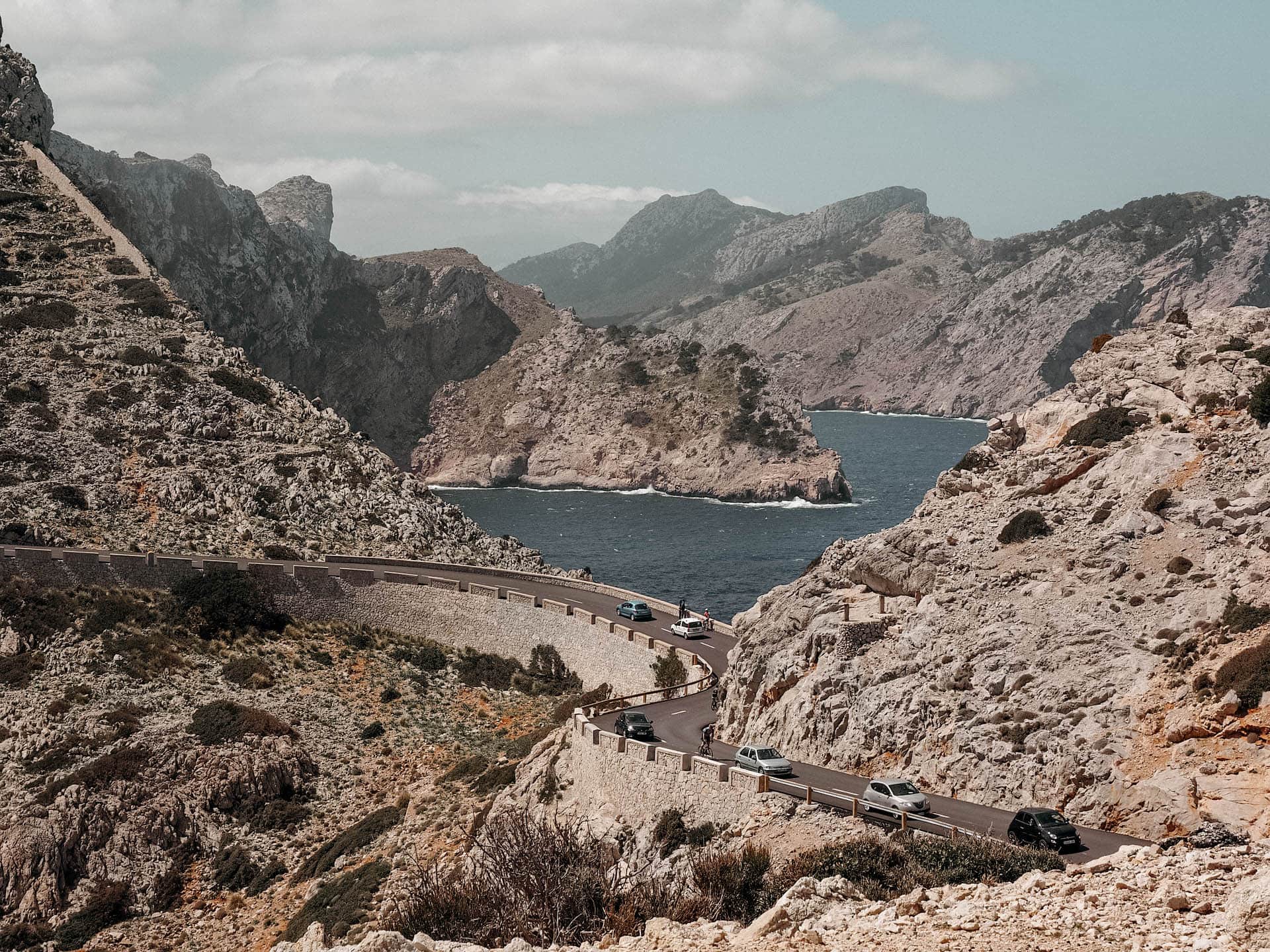 straße zum cap formentor mit autos