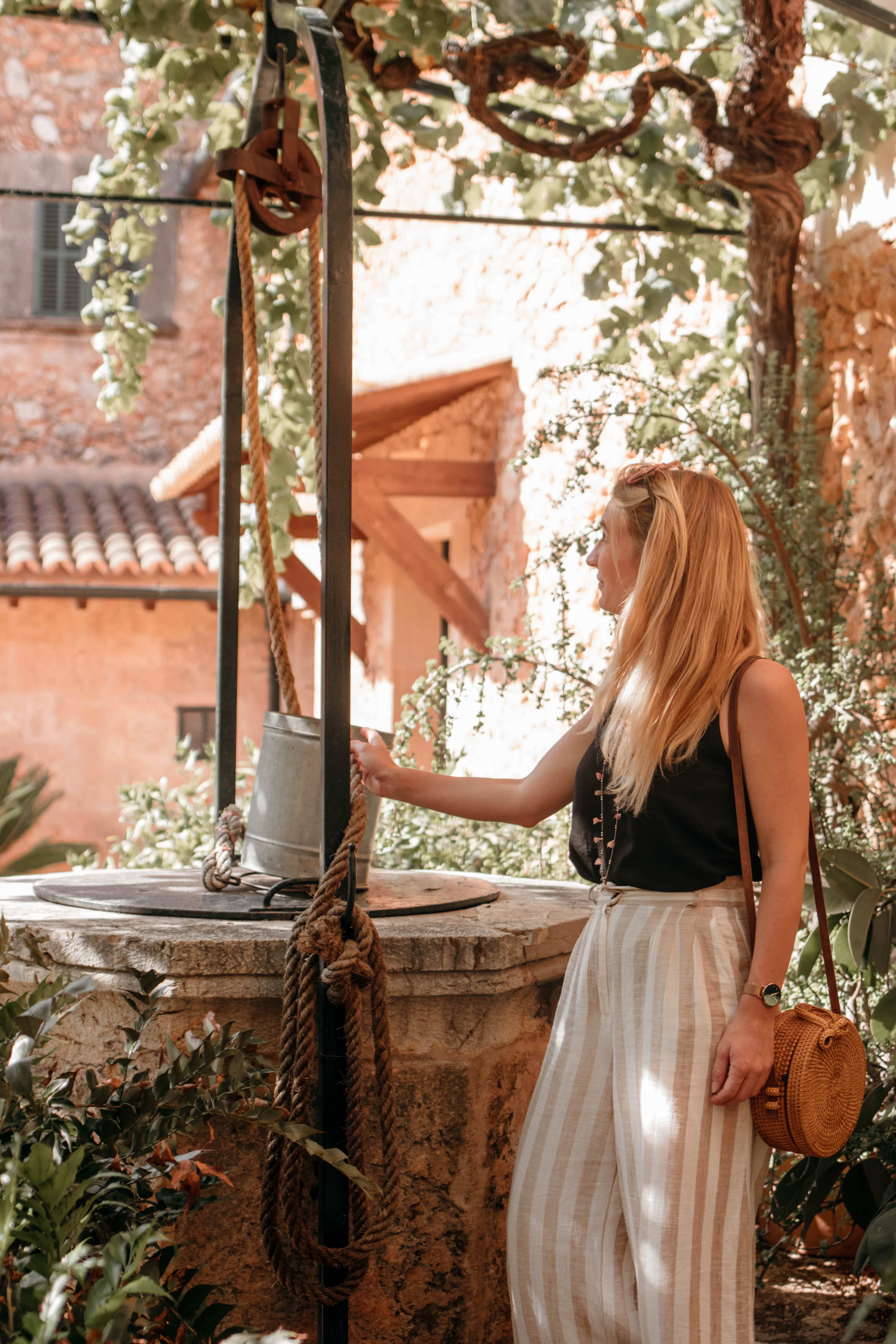 brunnen auf typisch mallorquinischer finca