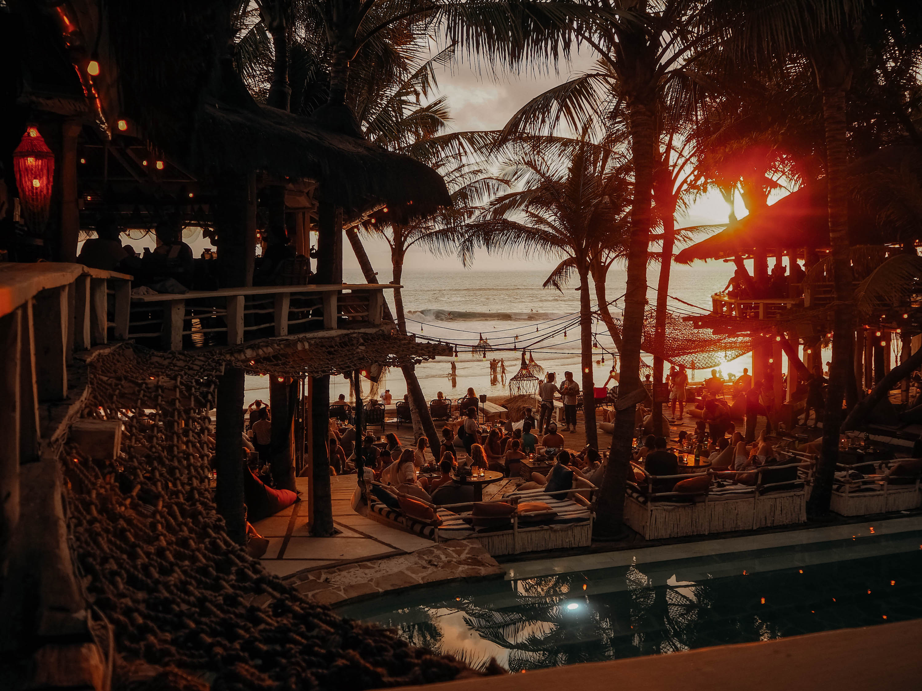 la brisa beachclub am strand abends in canggu auf bali