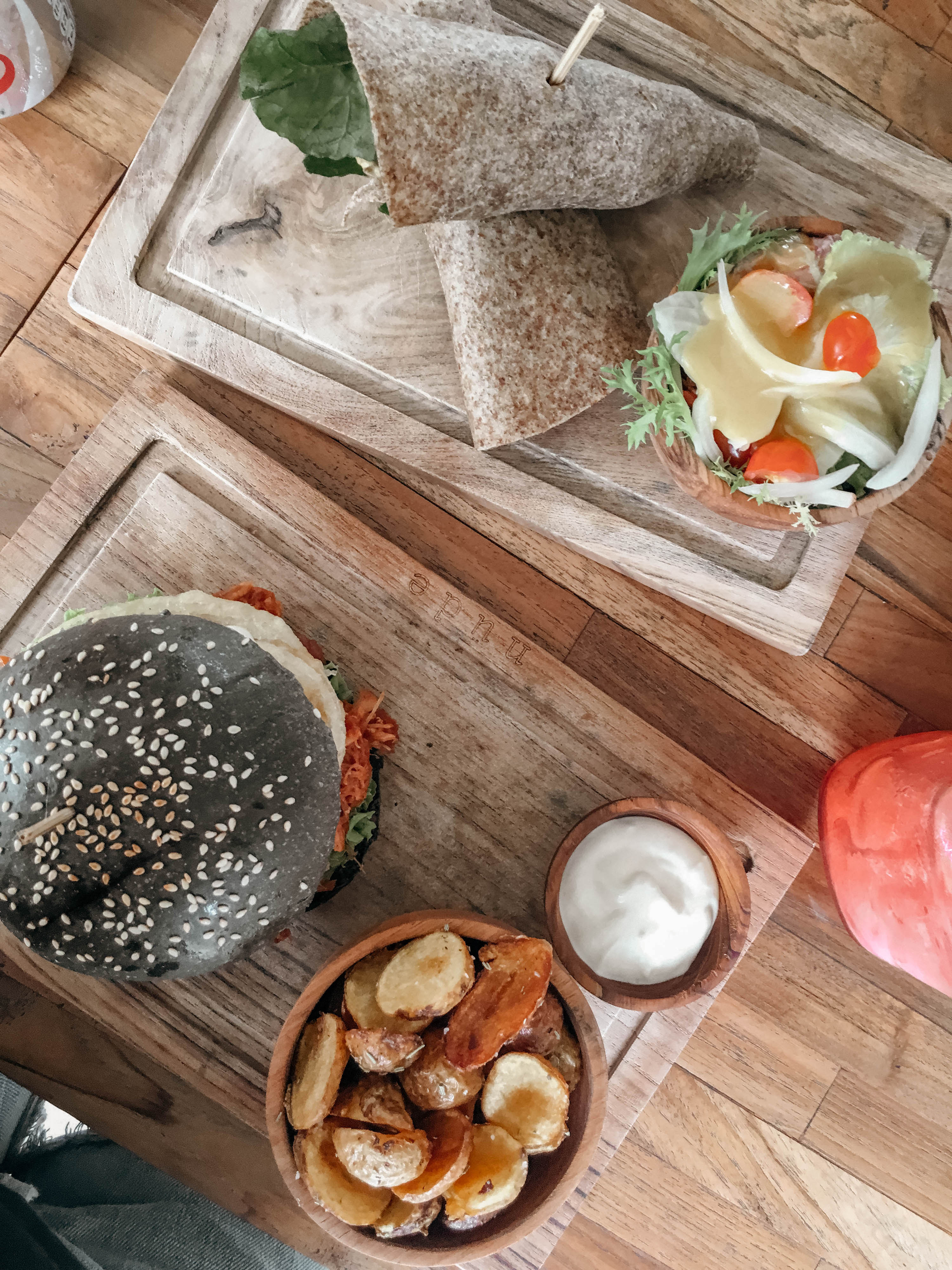 burger und wraps und smoothie im nude cafe in canggu auf bali