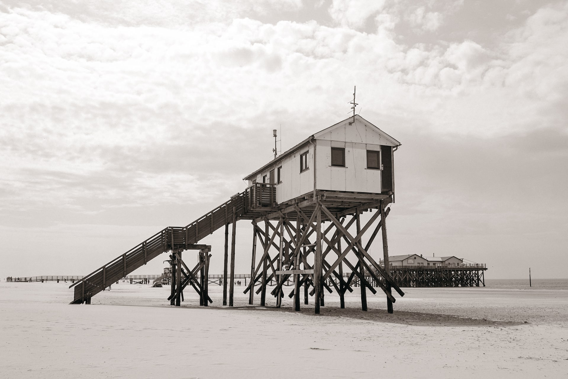 st. peter ording im winter pfahlbauten