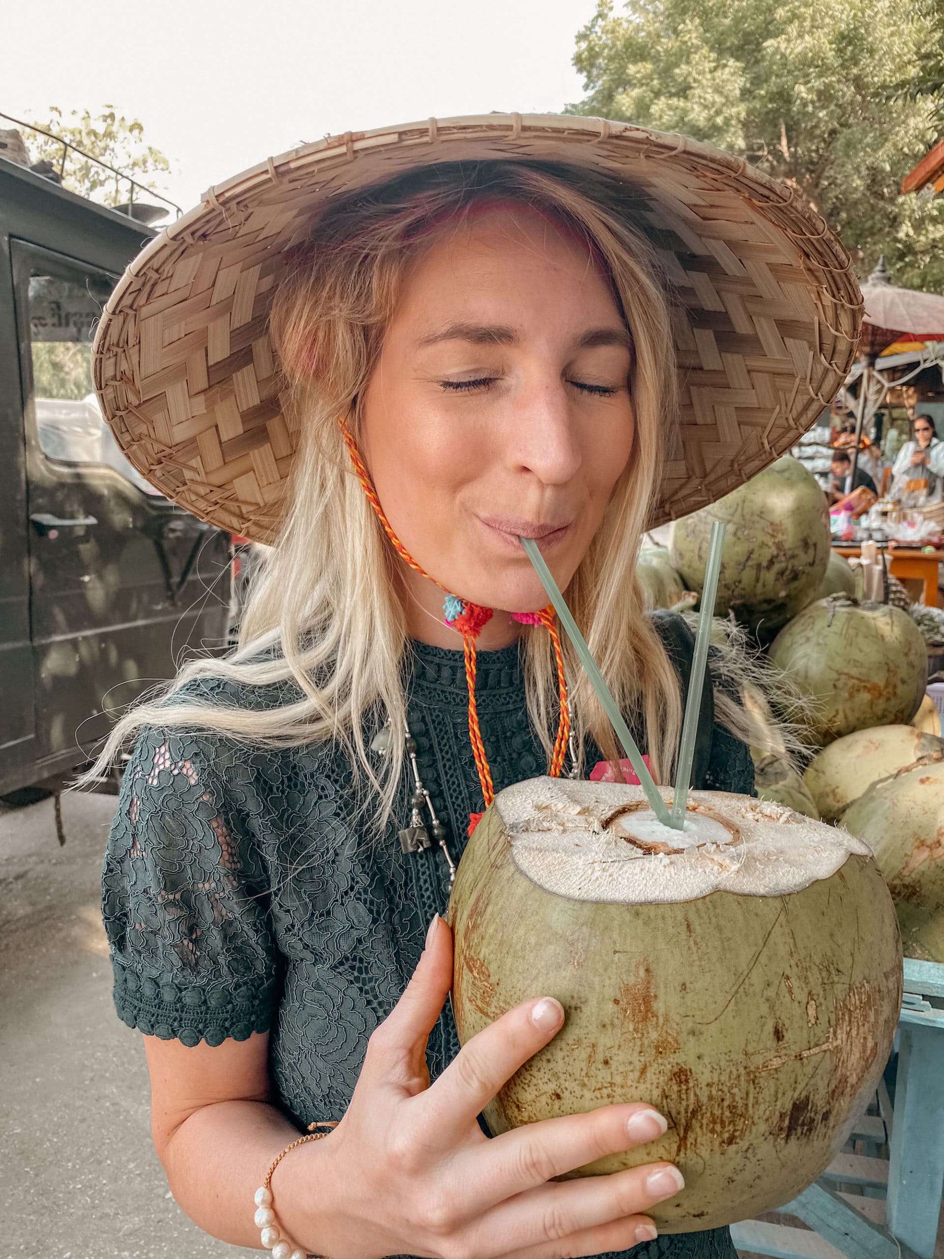 frau mit kokosnuss in mandalay