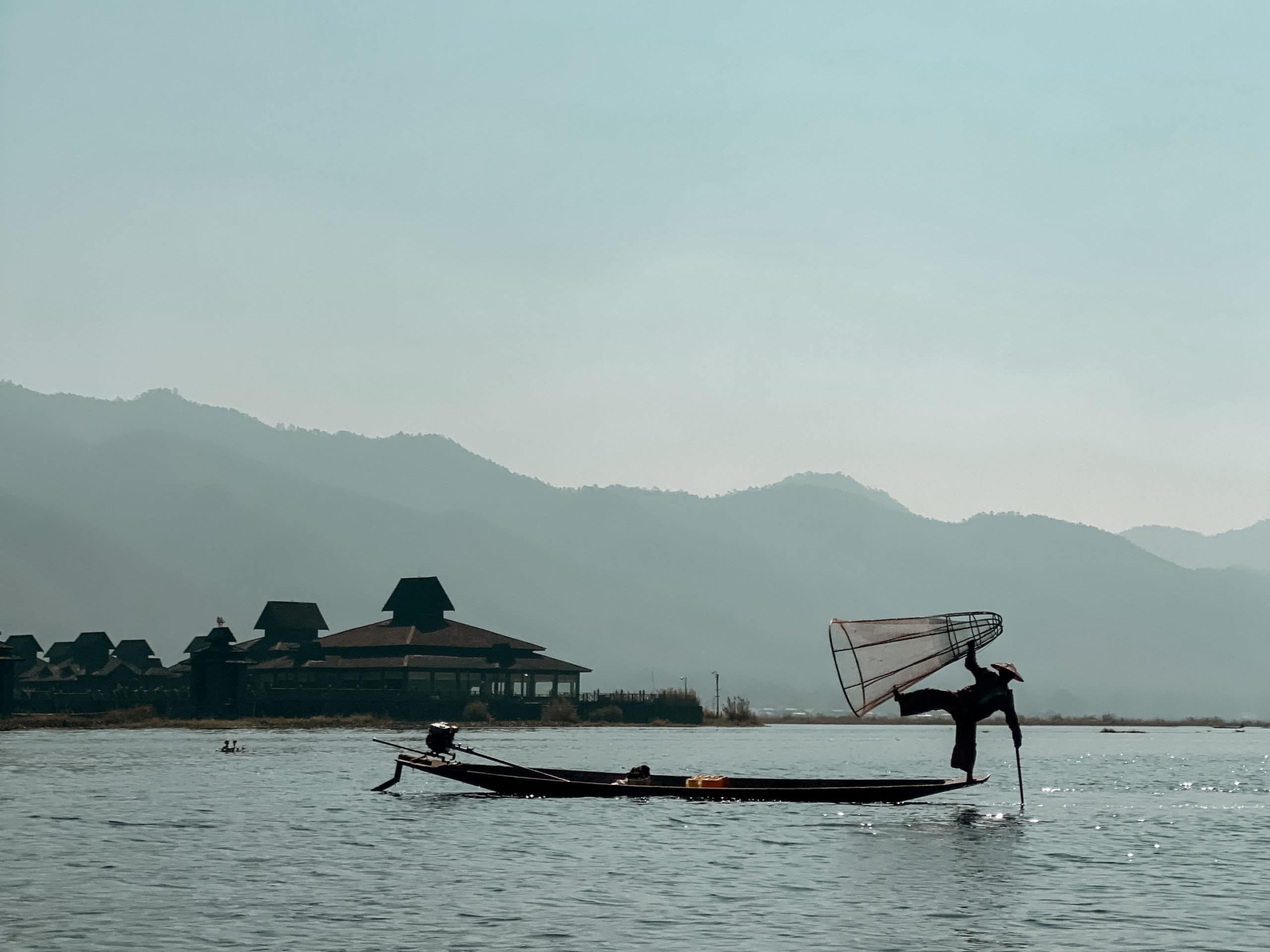 inle lake einbeinfischer mit korb 