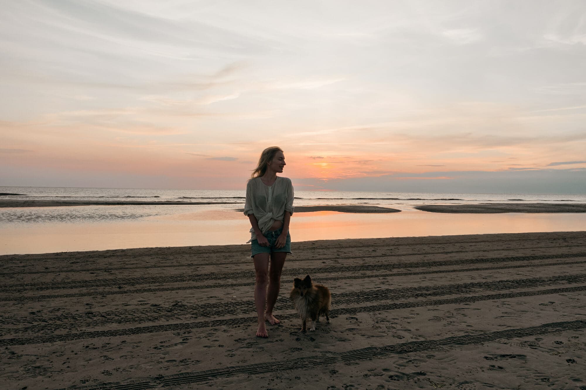 sheltie frau sonnenuntergang meer