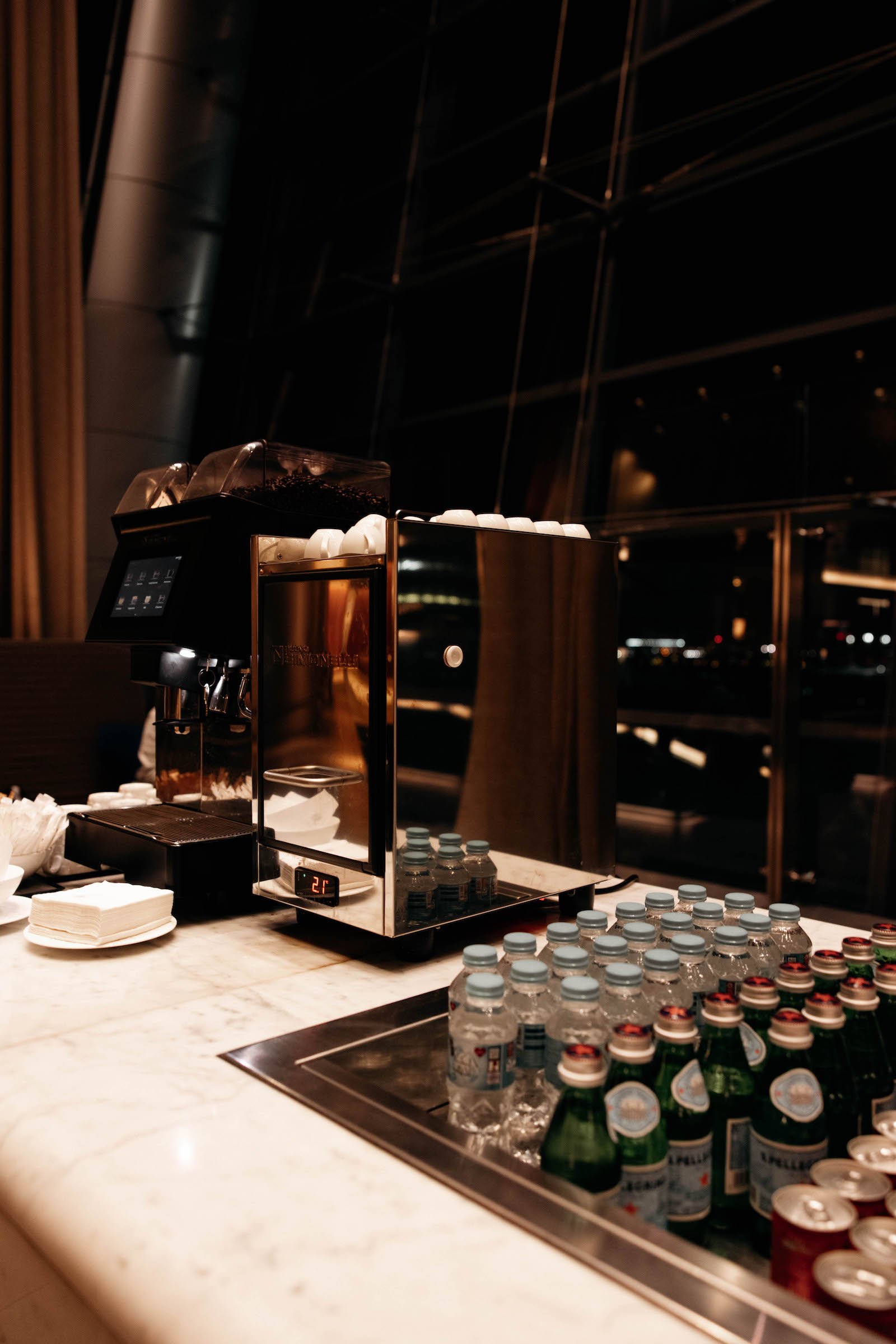 qatar airways business class lounge